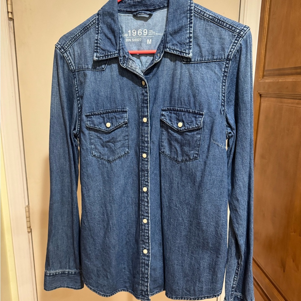 Gap 1969 Denim Pearl Snap Button Shirt. Size M